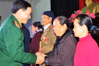Trung tướng Phạm Trường Sơn tặng quà cho các gia đình có hoàn cảnh khó khăn.