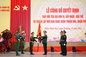 Thừa ủy quyền của Bộ Quốc phòng, Trung tướng Hà Thọ Bình, Tư lệnh Quân Khu 4 trao Quân kỳ Quyết thắng cho Ban Chỉ huy Quân sự quận Phú Xuân thuộc Bộ Chỉ huy Quân sự thành phố Huế.