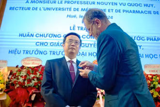 Thay mặt Tổng thống Cộng hòa Pháp, ngài Đại sứ Olivier Brochet trao Huân chương Công trạng Quốc gia, tước hiệu Hiệp sĩ cho GS.TS. Nguyễn Vũ Quốc Huy - Hiệu trưởng Đại học Y - Dược, Đại học Huế.