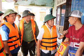 Lãnh đạo tỉnh Thừa Thiên Huế vào vùng ngập lụt thăm hỏi, tặng quà động viên người dân.