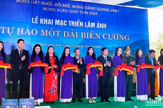 Các đại biểu cắt băng khai mạc Triển lãm ảnh “Tự hào một dải biên cương” năm 2023.