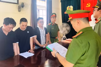 Công an tỉnh Thừa Thiên Huế bắt giữ 3 đối tượng làm giả chứng minh nhân dân để lập tài khoản ngân hàng nhằm bán kiếm tiền. (Ảnh: Công an cung cấp)