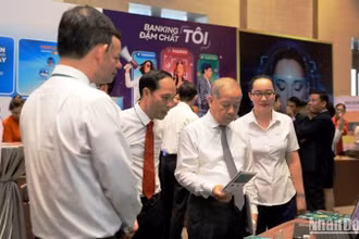 Các đại biểu trải nghiệm các sản phẩm dịch vụ tại các gian hàng trưng bày của ngân hàng.