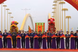 Thường trực Ban Bí thư Trần Cẩm Tú cùng lãnh đạo Quốc hội, Chính phủ, các bộ, ban, ngành thực hiện nghi thức cắt băng thông xe kỹ thuật cầu Nguyễn Hoàng.