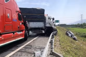 Vụ tai nạn liên hoàn trên cao tốc Cam Lộ - La Sơn, ô-tô con lao xuống vực. (ảnh: CTV)
