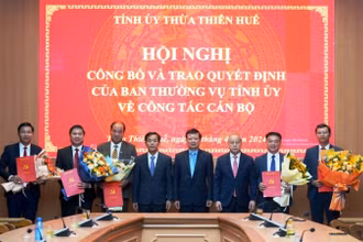 Công bố và trao quyết định của Ban Thường vụ Tỉnh ủy Thừa Thiên Huế về công tác cán bộ cho nhiều cán bộ chủ chốt.