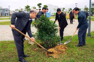 Lãnh đạo tỉnh trồng cây tại công viên Mùa Xuân - Khu quy hoạch Hương Sơ, TP Huế.
