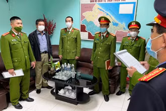 Cơ quan Công an đọc lệnh bắt tạm giam ông Hoàng Văn Đức (thứ 2 từ trái sang), nguyên Giám đốc CDC Thừa Thiên Huế theo quyết định của Cơ quan Cảnh sát điều tra Công an tỉnh Thừa Thiên Huế ngày 17/2/2023. (Ảnh: Công an cung cấp).
