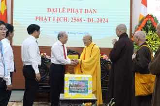 Phó Bí thư Thường trực Tỉnh ủy Phan Ngọc Thọ và Đoàn công tác chúc mừng Ban Trị sự Giáo hội Phật giáo Việt Nam tỉnh Thừa Thiên Huế 