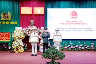 Thừa ủy quyền của lãnh đạo Đảng, Nhà nước, Thứ trưởng Lê Quốc Hùng trao Huân chương Chiến công hạng Ba tặng 2 cá nhân.
