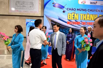 Phó Chủ tịch Thường trực Ủy ban nhân dân thành phố Huế Nguyễn Thanh Bình tặng hoa cho các du khách đến Huế đầu tiên trong năm mới.