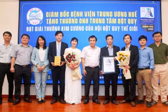 Trung tâm Đột quỵ - Bệnh viện Trung ương Huế vừa được trao tặng giải thưởng Diamond (Kim cương) của Hội Đột quỵ thế giới. (ảnh: BVH)