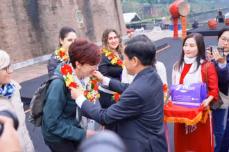 Chủ tịch Ủy ban nhân dân thành phố Huế Nguyễn Văn Phương tặng hoa, quà cho các du khách quốc tế tham quan Di sản Huế ngày đầu năm mới.