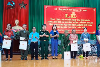 Thừa ủy quyền của Thiếu tướng Phạm Trường Sơn, Ban chỉ huy Quân sự huyện A Lưới cùng các đơn vị tặng quà cho thân nhân các gia đình nạn nhân bị nhiễm chất độc da cam/dioxin trên địa bàn.