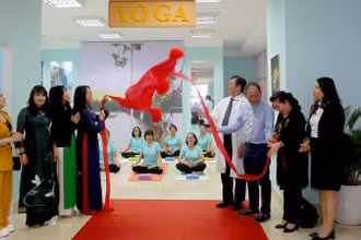 Câu lạc bộ yoga dành cho nữ bệnh nhân ung thư mắt đúng vào dịp kỷ niệm Ngày Quốc tế phụ nữ 8/3.