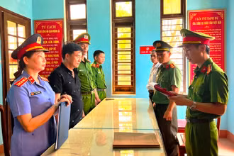 Nguyễn Quốc Trung, Giám đốc Công ty TNHH Thạch Phú Hưng (áo đen, thứ 2 từ trái sang) nghe đọc lệnh khởi tố. (Ảnh: Công an cung cấp)