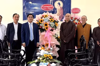 Đồng chí Nguyễn Chí Tài Tặng hoa chúc mừng đến Học viện Phật giáo Việt Nam tại Huế. (Ảnh: TB)
