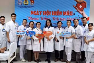 Công đoàn cùng Đoàn thanh niên Hồ Chí Minh của Bệnh viện Trung ương Huế tổ chức ngày hội hiến máu tình nguyện “Blouse trắng, trái tim hồng”.