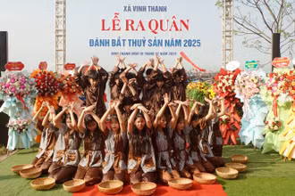 Ủy ban nhân dân xã Vinh Thanh tổ chức lễ ra quân đánh bắt thủy hải sản năm 2025.