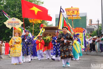 Nghinh rước Thánh Mẫu bằng đường bộ từ Thánh đường Thiên Tiên Thánh giáo đến Nghinh Lương Đình với quãng đường hơn 3km.