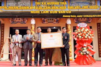 Đón nhận Di sản văn hóa phi vật thể quốc gia: “Nghề thủ công truyền thống - Nghề làm bún Vân Cù”.