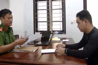 Đối tượng Đào Duy Thạnh khai báo hành vi phạm tội tại cơ quan công an. (ảnh: CQ).