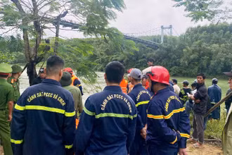Lực lượng các đơn vị và phương tiện được huy động để tìm kiếm 2 nạn nhân mất tích trên sông.