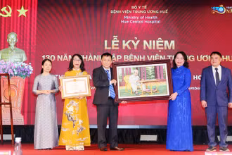 Phó Chủ tịch nước Võ Thị Ánh Xuân tặng bức ảnh chân dung Chủ tịch Hồ Chí Minh cho lãnh đạo Bệnh viện Trung ương Huế.