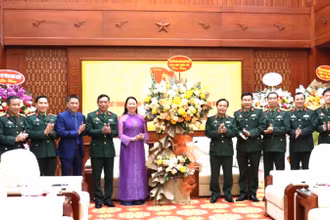 Đoàn lãnh đạo tỉnh Thừa Thiên Huế tặng hoa chúc mừng Bộ Tư lệnh Quân khu 4. (Ảnh: CTV)