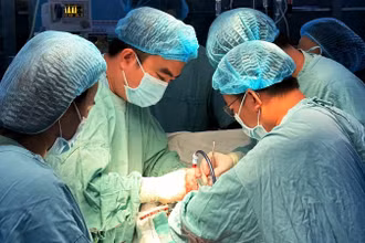 Ê-kíp tiến hành phẫu thuật cấp cứu bệnh nhân P. bị vỡ tim.