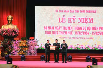 Thiếu tướng Nguyễn Văn Thiện, Phó Tư lệnh Bộ đội Biên phòng trao tặng Bằng khen cho Bộ đội Biên phòng tỉnh Thừa Thiên Huế.