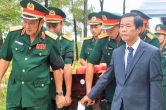 Thứ trưởng Quốc phòng, Thượng tướng Võ Minh Lương (bên trái) và Chủ tịch Ủy ban nhân dân tỉnh Thừa Thiên Huế Nguyễn Văn Phương (bên phải) đưa tiễn các liệt sĩ về nơi an nghỉ.