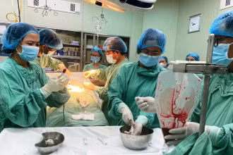 Các bác sĩ tại Bệnh viện Trung ương Huế thực hiện kỹ thuật ghép tủy đồng loại cho bệnh nhi.
