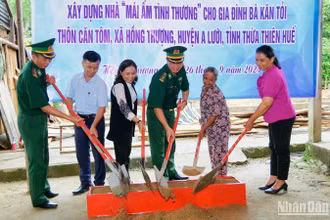 Lãnh đạo Bộ Chỉ huy Bộ đội Biên phòng tỉnh Thừa Thiên Huế và chính quyền địa phương tiến hành khởi công xây dựng nhà cho gia đình bà Kăn Tỏi.