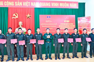 Lãnh đạo Bộ Chỉ huy Bộ đội Biên phòng tỉnh Thừa Thiên Huế trao Giấy chứng nhận cho các học viên.