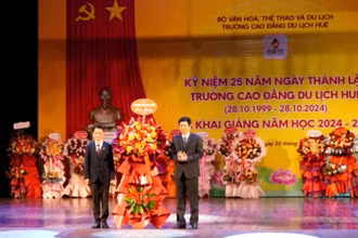 Thay mặt lãnh đạo Bộ Văn hóa, Thể thao và Du lịch, Thứ trưởng Hồ An Phong tặng hoa chúc mừng Trường Cao đẳng Du lịch Huế.