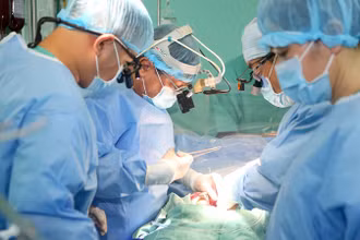 Sau 3 giờ 48 phút kể từ thời điểm rời lồng ngực người hiến, trái tim đập lại những nhịp đầu tiên trong cơ thể người đàn ông Quảng Nam.