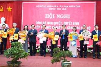 Trao quyết định bổ nhiệm các cán bộ lãnh đạo quản lý tại Sở Tài chính. (Ảnh: Ng.Hiếu)