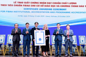 Tổng giám đốc FIBAA, Diane Freiberger trao Chứng nhận đạt chuẩn chất lượng cho Trường đại học Kinh tế quốc dân.