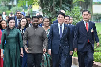 Chủ tịch nước Lương Cường và Tổng thống Sri Lanka Anura Kumara Dissanayaka thăm Khu di tích Chủ tịch Hồ Chí Minh. (Ảnh: THUỶ NGUYÊN)