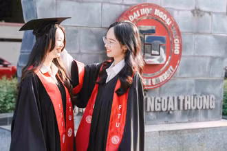 Sinh viên Trường đại học Ngoại thương trong ngày tốt nghiệp.