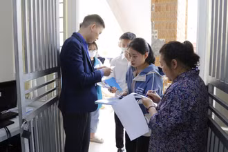 Thí sinh làm thủ tục dự thi Đánh giá năng lực năm 2023.
