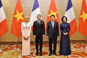 Chủ tịch nước Lương Cường cùng Phu nhân và Tổng thống Pháp cùng Phu nhân tại buổi chiêu đãi.