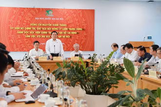 Đồng chí Nguyễn Xuân Thắng phát biểu ý kiến tại buổi làm việc.