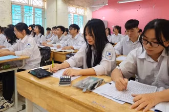 Học sinh lớp 12, Trường THPT Tiền Phong (Mê Linh, Hà Nội) trong giờ ôn thi tốt nghiệp.