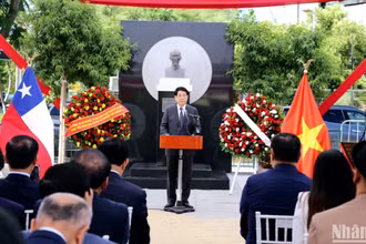Chủ tịch nước Lương Cường thăm và đặt vòng hoa tưởng niệm tại tượng đài Chủ tịch Hồ Chí Minh trong khuôn viên Công viên mang tên Người ở thủ đô Santiago de Chile.