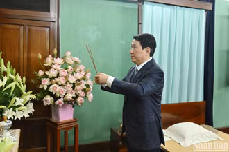 Chủ tịch nước dâng hương tưởng nhớ Chủ tịch Hồ Chí Minh.