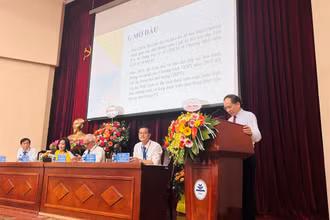 Đại biểu tham luận tại hội thảo.