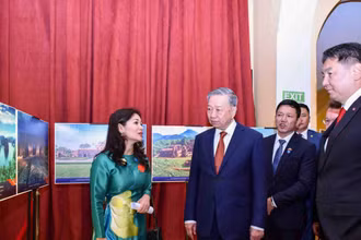 Tổng Bí thư, Chủ tịch nước Tô Lâm và Tổng thống Mông Cổ Ukhnaagiin Khurelsukh thăm không gian trưng bày giới thiệu văn hóa, du lịch Việt Nam; giới thiệu đất nước, con người Việt Nam.