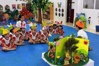 Học sinh Trường mầm non Hoàn Sơn 2 (huyện Tiên Du, Bắc Ninh) trong giờ kể chuyện. (Ảnh: THÚY QUỲNH)